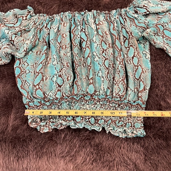 Michael Kors turquoise snakeskin print long sleeve blouse. - Picture 6 of 7
